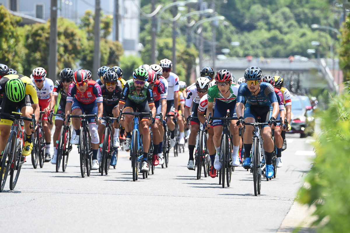 集団前方で自らチェックする増田成幸（宇都宮ブリッツェン）