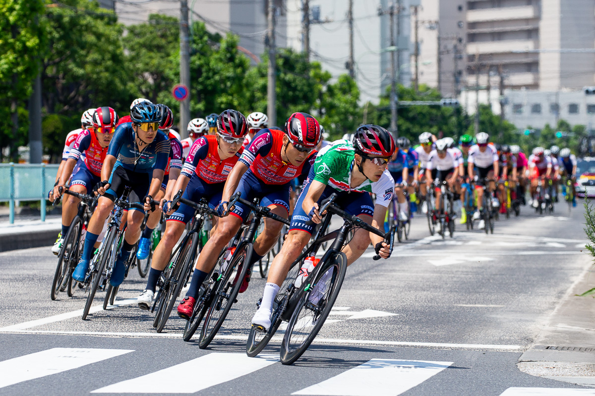 リーダージャージの増田成幸自ら集団を牽引する