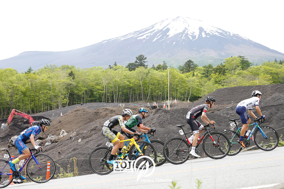 TOJ富士山ステージ　ふじあざみラインの中間点「馬返し」付近を登る集団