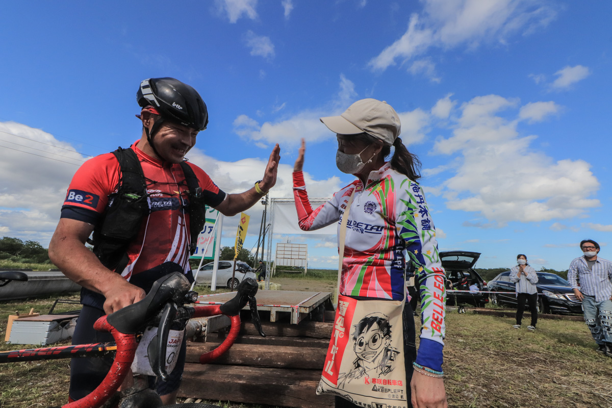 応援する仲間に迎えられてフィニッシュした加美町に住む高橋正明さん