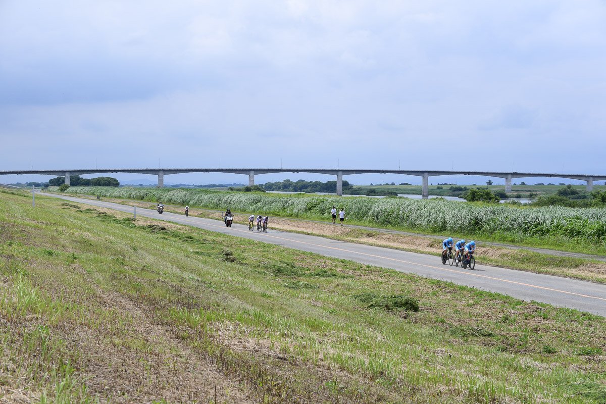 利根川河川敷の工事用道路を使用してのタイムトライアル　写真奥は埼玉大橋