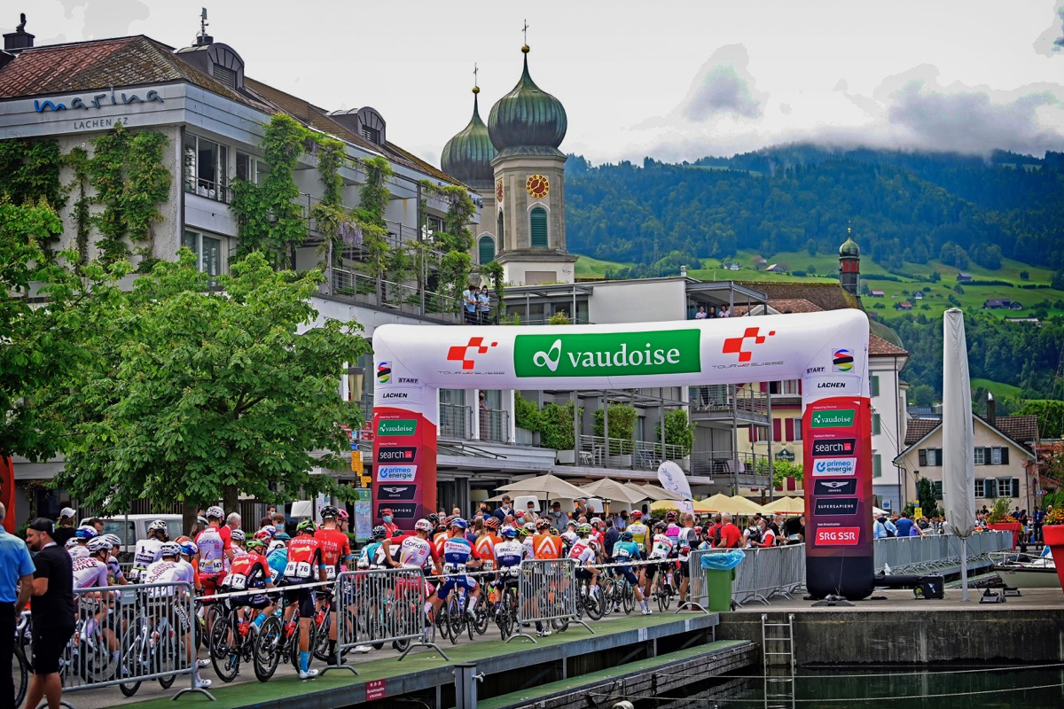 湖沿いの美しい街ラーヘンをスタートするスイス3日目