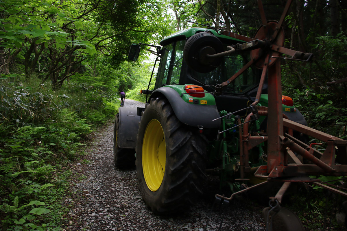 活用されている林道だけにこんなトラクターが通ることも