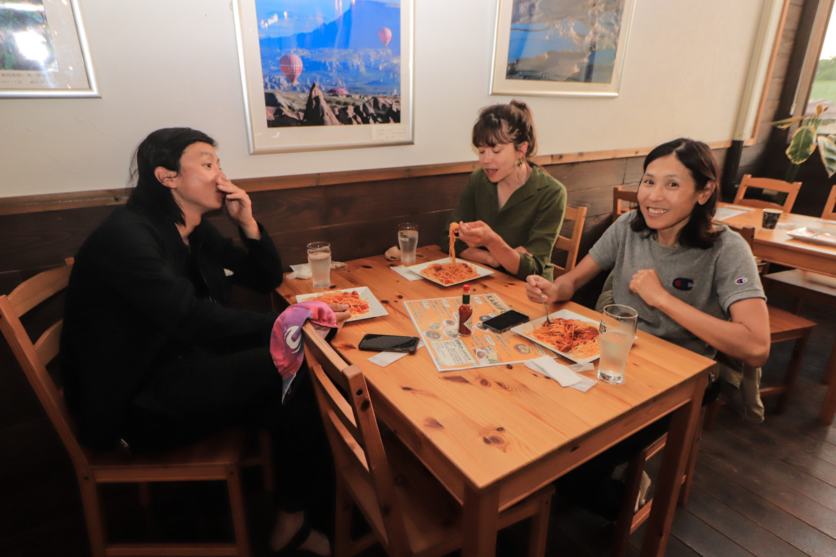 会場のペンションKamifujiでウェルカムディナーのパスタをいただく