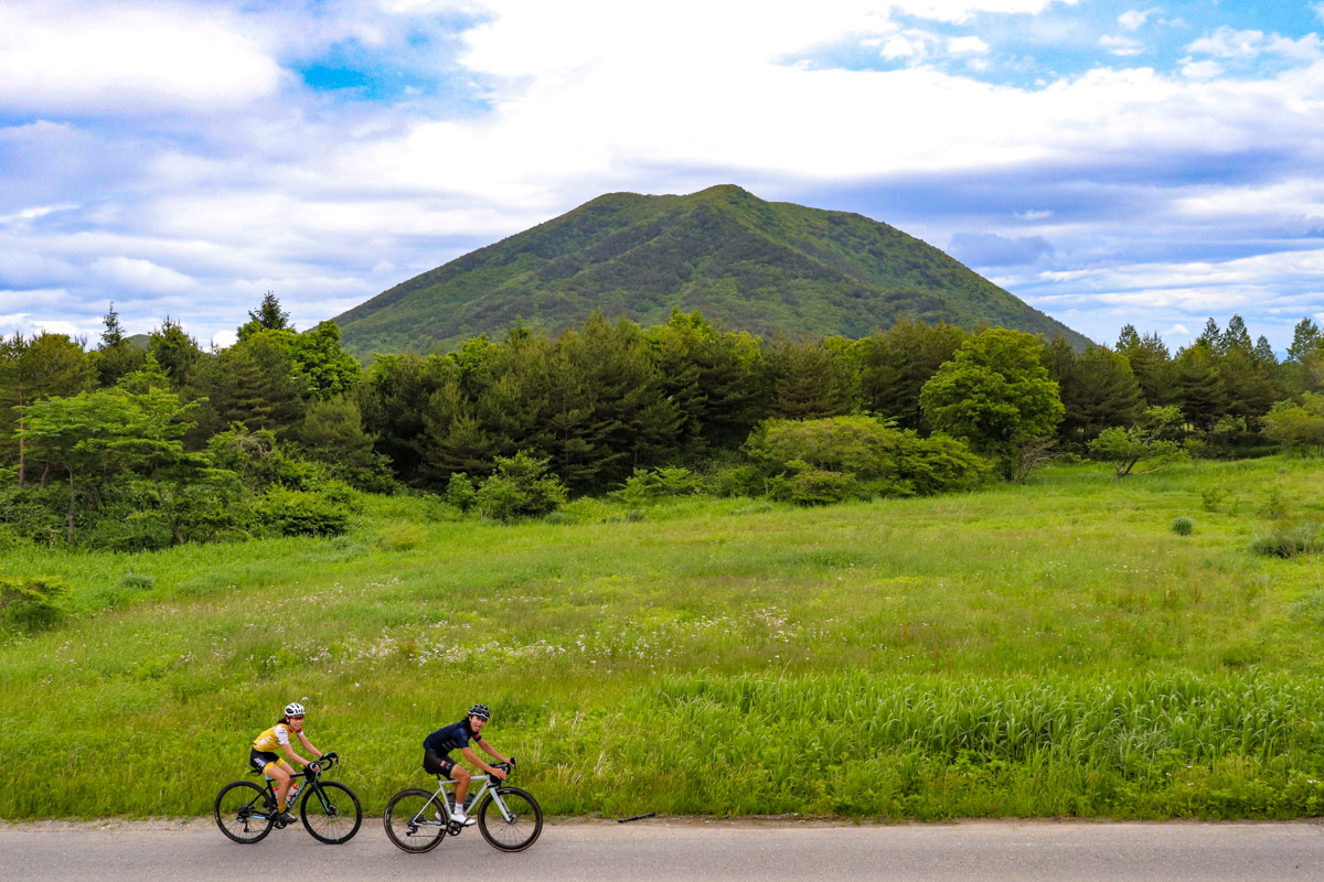 優しい山容の薬莱山を眺めながらひた走る