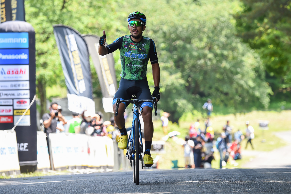 2周を逃げ切った小林海（マトリックスパワータグ）がJプロツアー初優勝