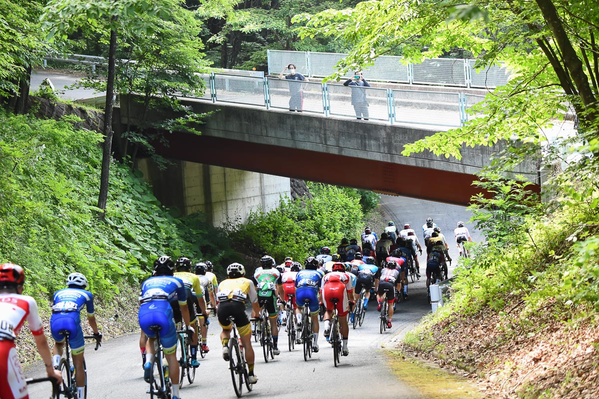 1号橋の下を通過していく集団