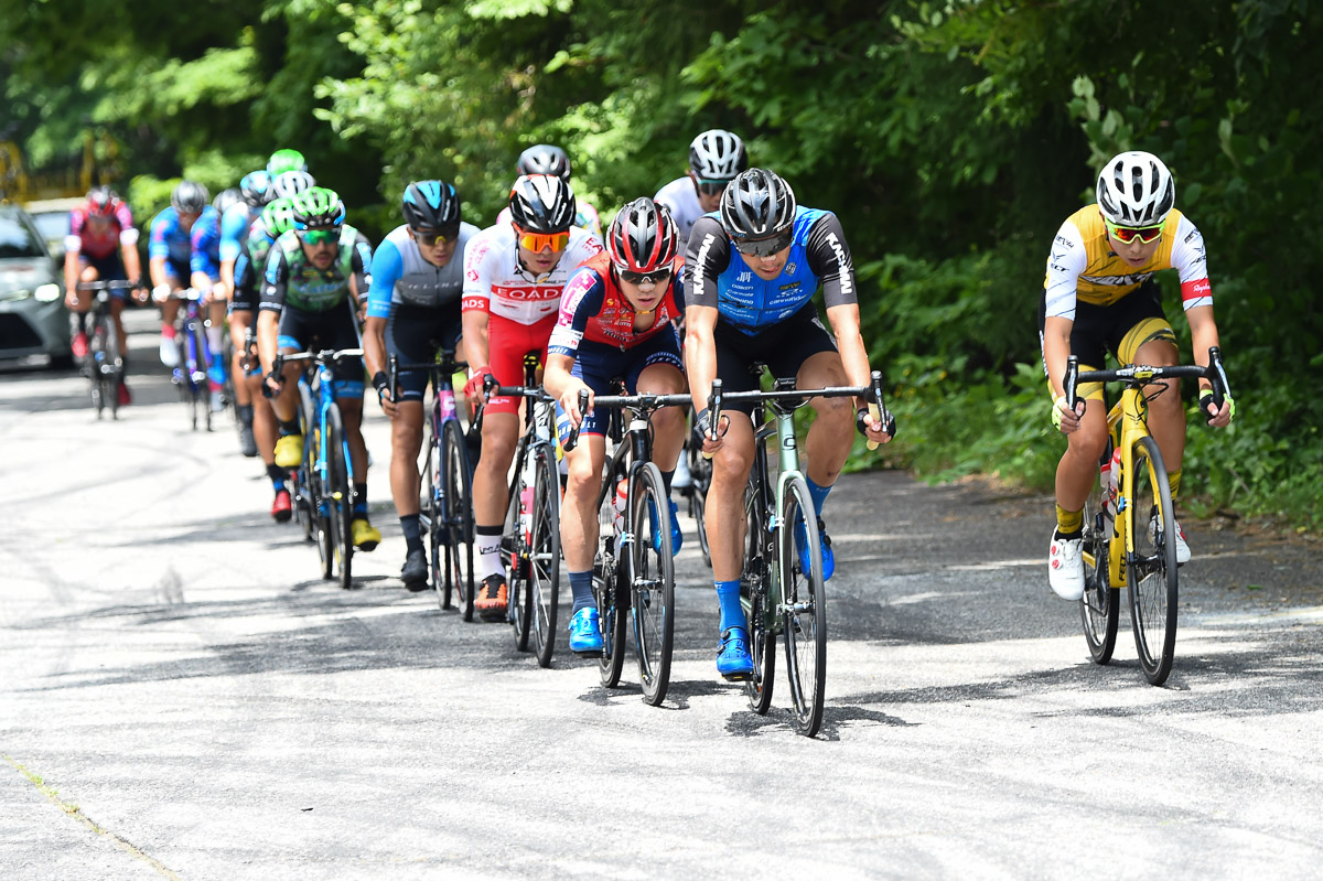 序盤に形成された先頭集団 前を引くのは東京五輪MTB代表の山本幸平