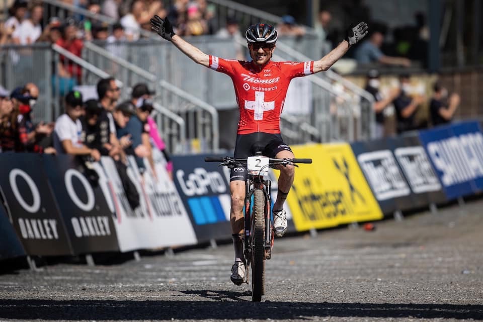 シンクを突き放したマティアス・フルッキガー(スイス、トムスRNスイスバイクチーム)が勝利