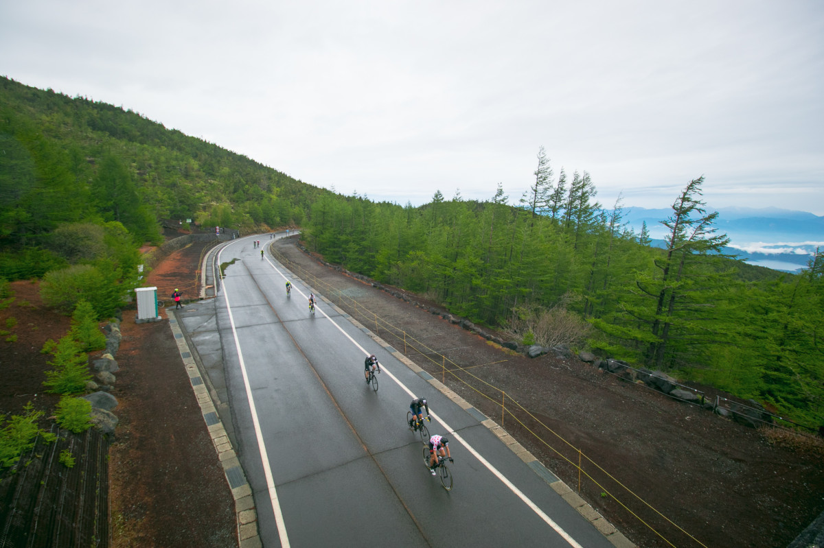 五合目付近では雲の上に出るようで、雨も上がっていた