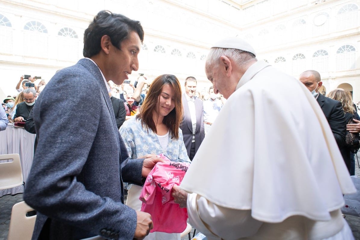 ローマ教皇にマリアローザを手渡すエガン・ベルナル(コロンビア、イネオス・グレナディアーズ)