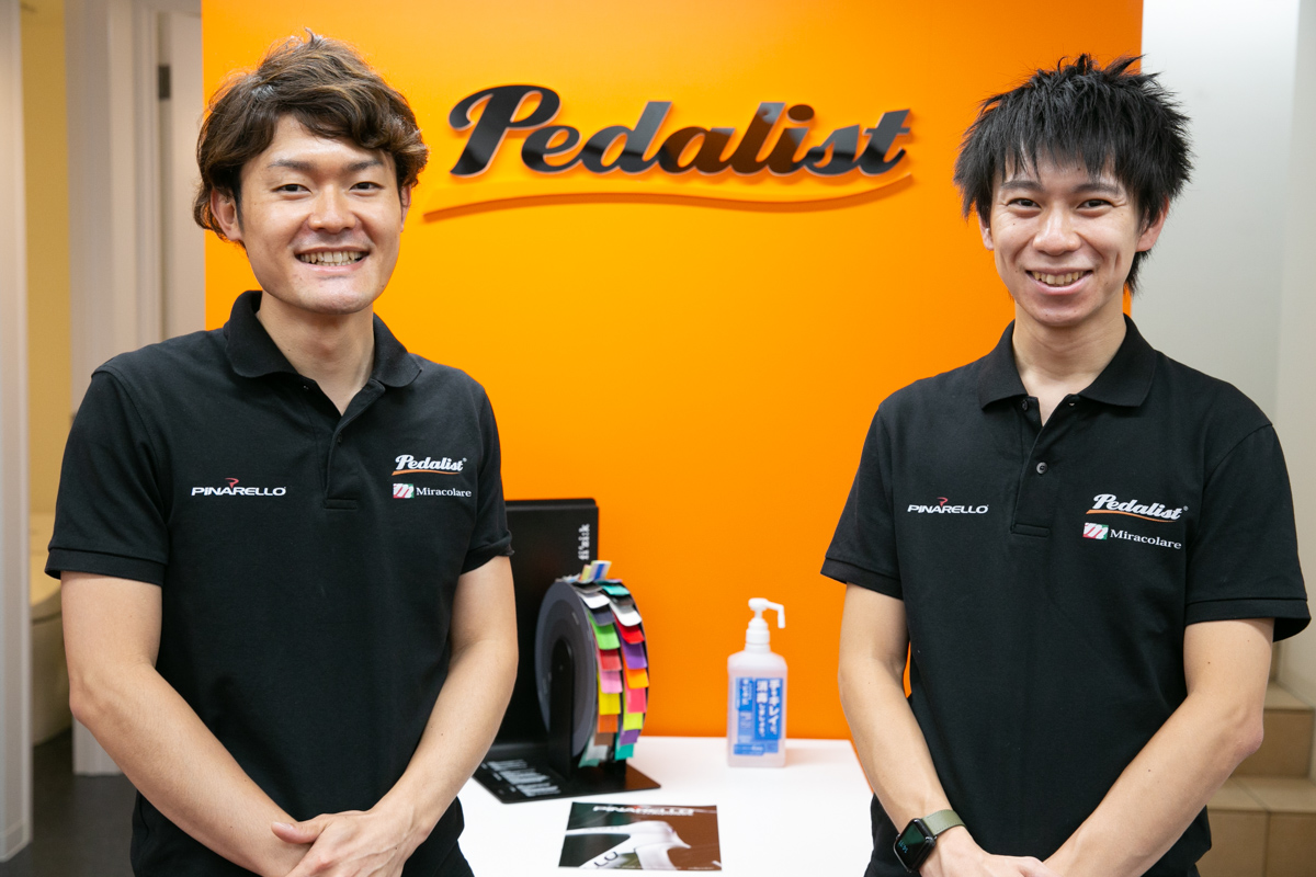 引き続き店長を務める福本さん（左）と、新たに横浜店から移籍してきた金久保さん（右）常時2名体制となり、更にパワーアップしたピナレロショップ青山