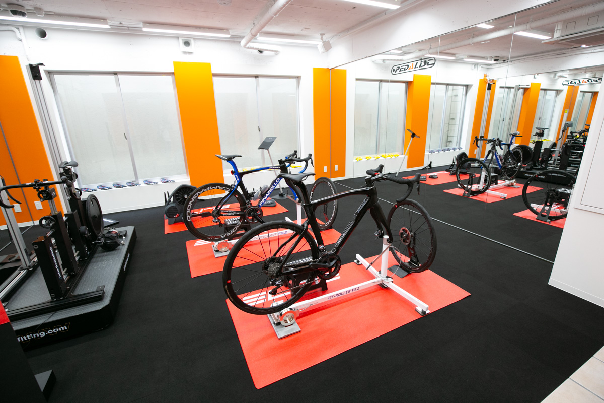 地下は3つのトレーナーとシマノのバイクフィッティングシステムが設置されたスタジオとなる