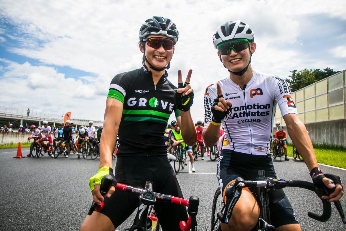 3ヒートレースの最終種目となったエンデューロ 総合1位と2位の神村(右)と宇佐美(左)