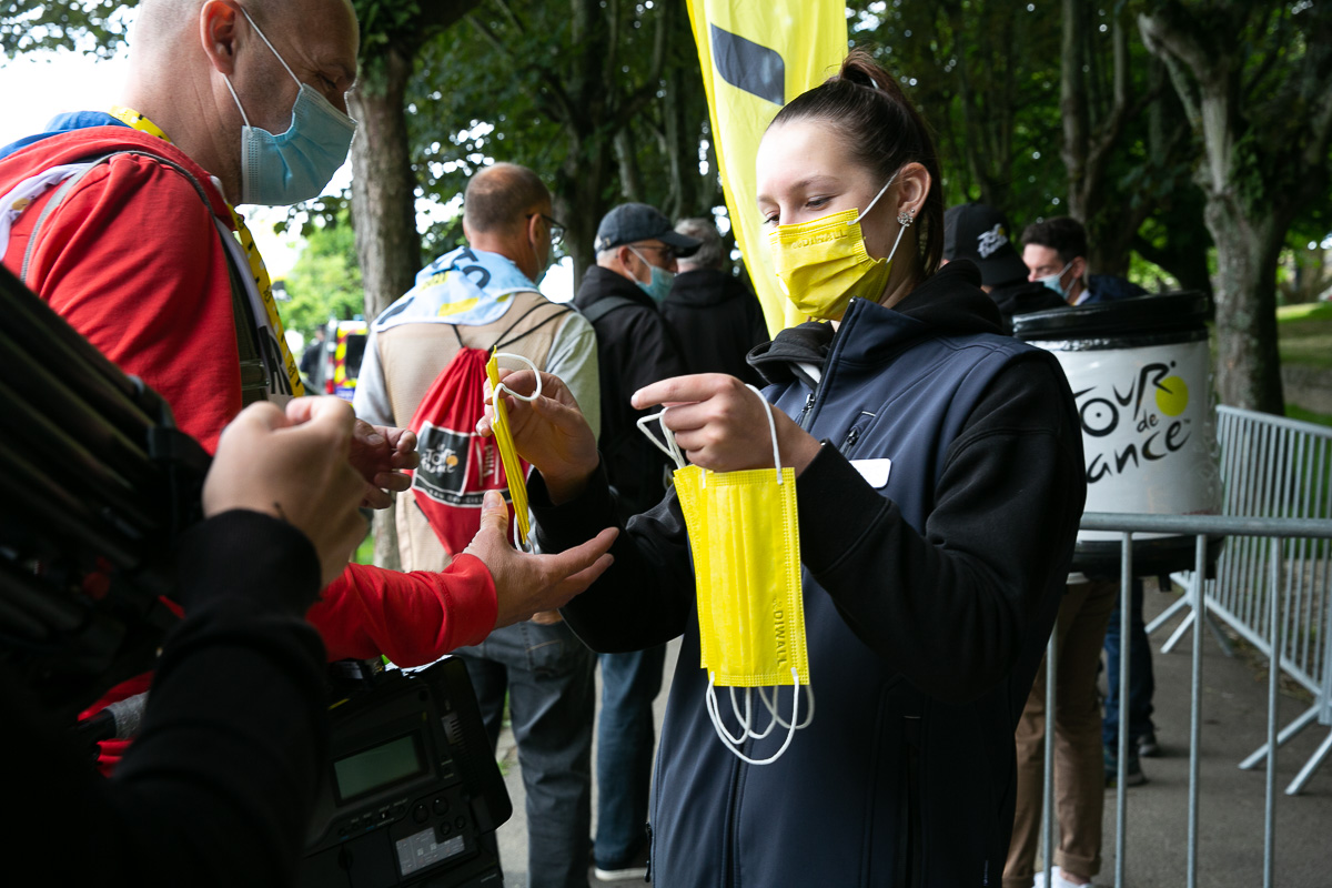 チームプレゼン会場へのアクセス路で全員に黄色いマスクが配布された