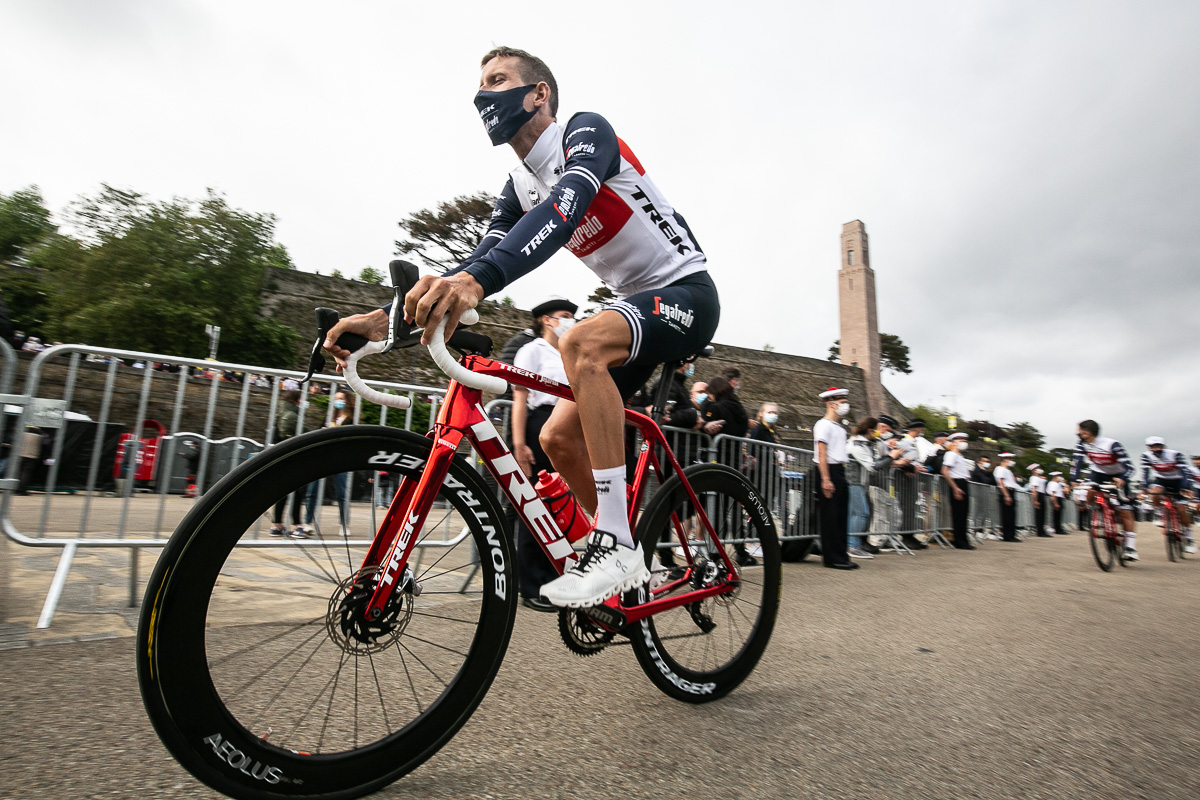 スペシャルカラーのÉmonda SLRに乗るバウケ・モレマ（オランダ、トレック・セガフレード）