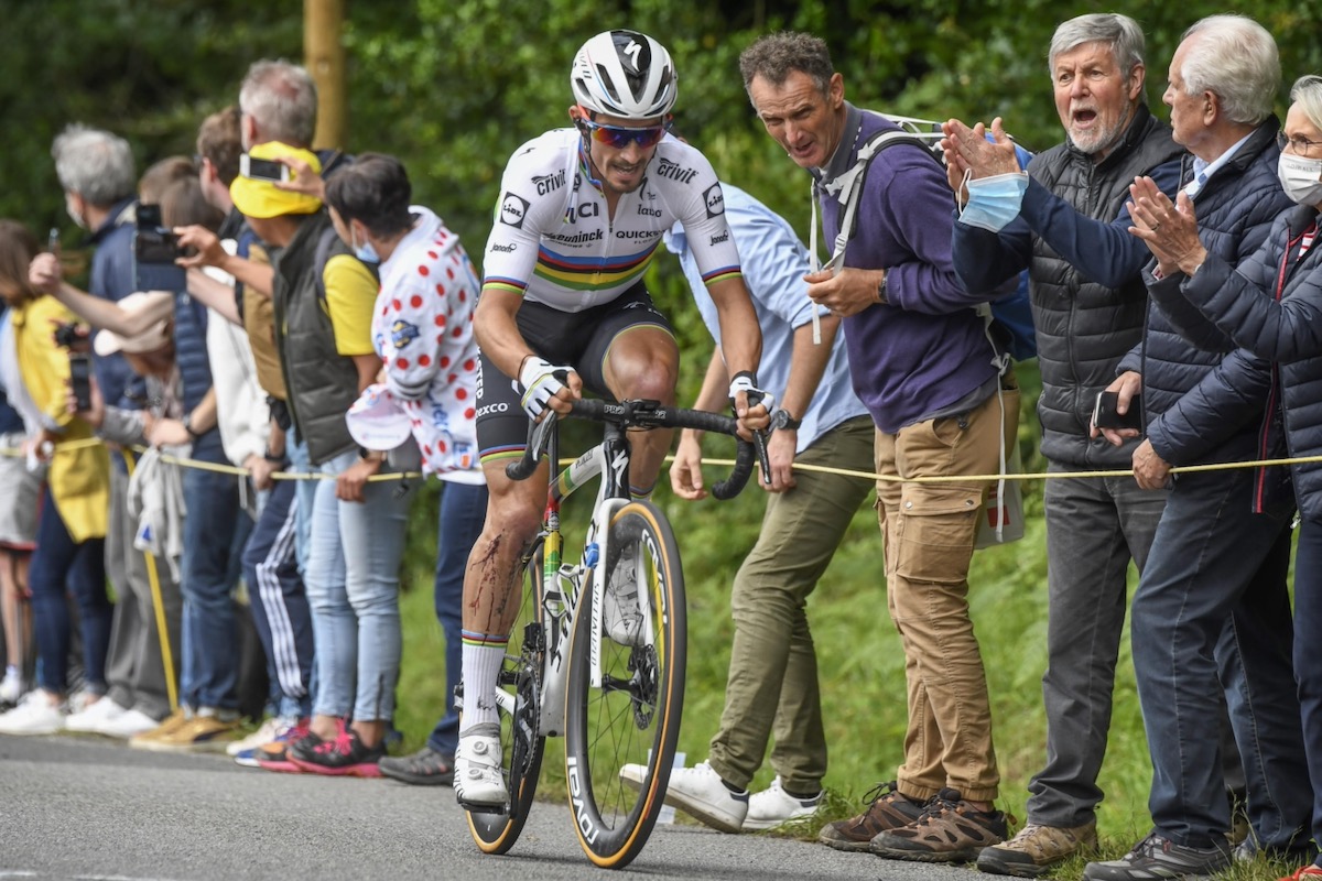 このステージで勝利したジュリアン・アラフィリップ（フランス、ドゥクーニンク・クイックステップ）も右膝から流血していた