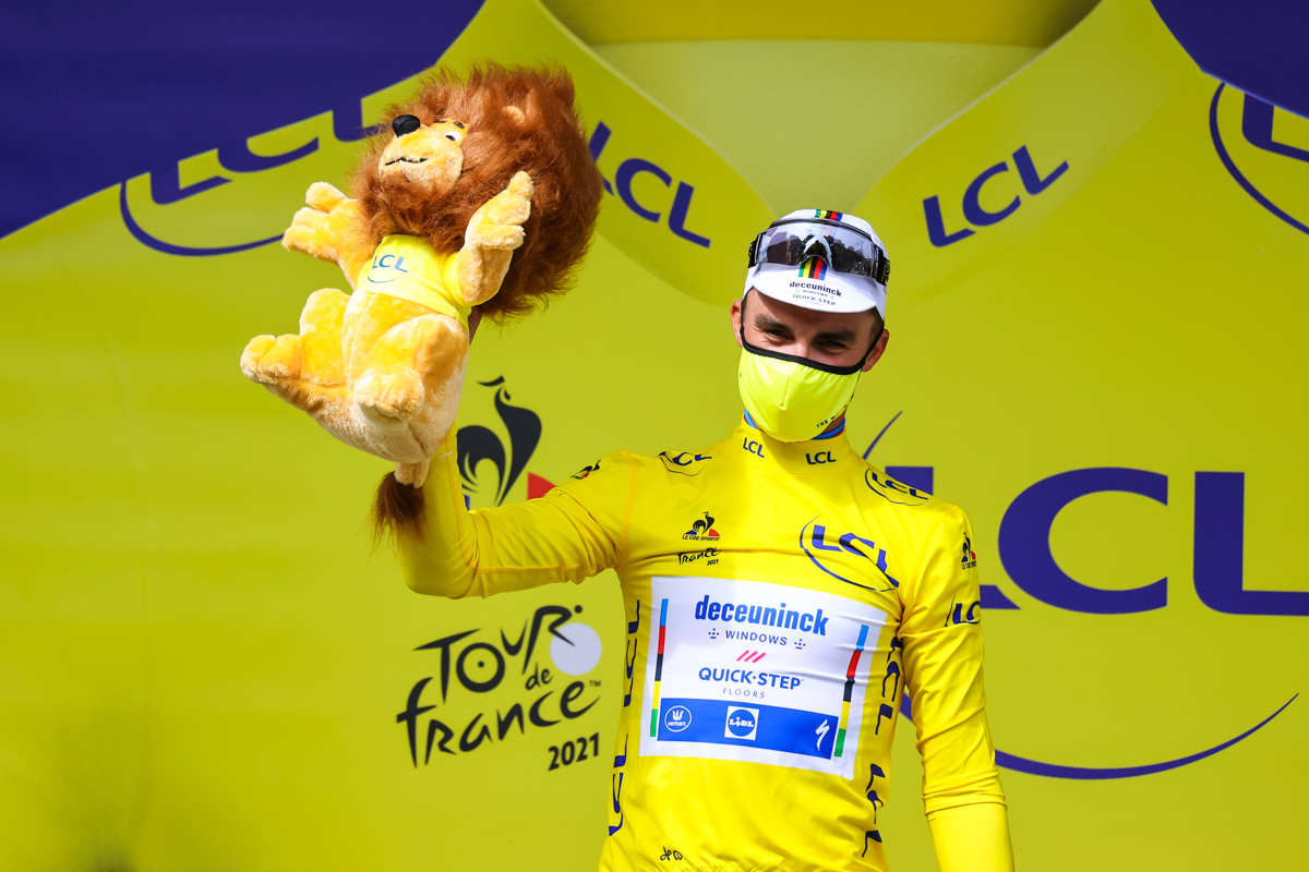 マイヨジョーヌを手にしたジュリアン・アラフィリップ(フランス、ドゥクーニンク・クイックステップ)