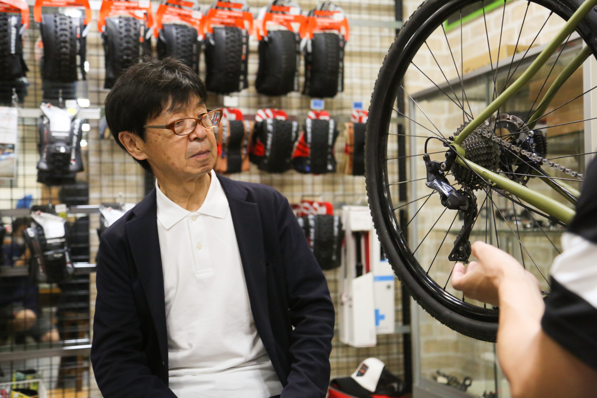 油洗いの考えで使うと説明する湯町義宏さん