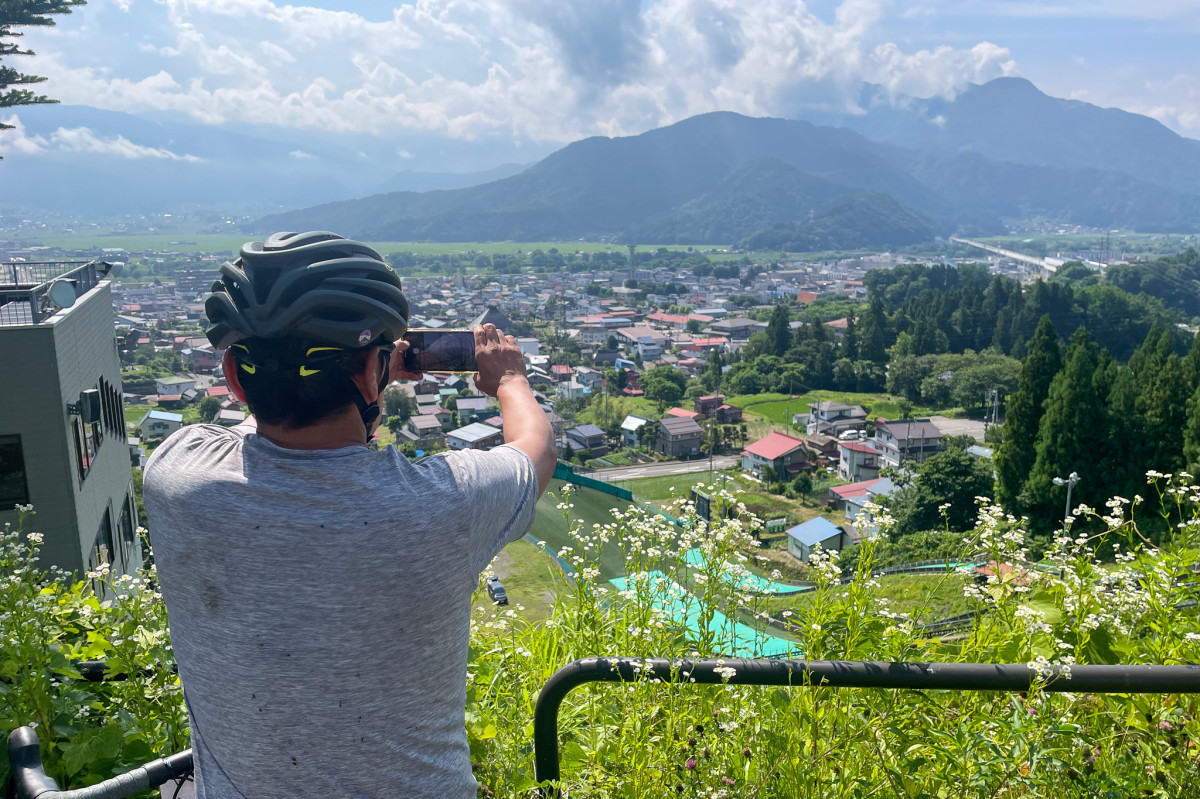 飯山の市街地を望む絶景に思わず写真を撮る方も