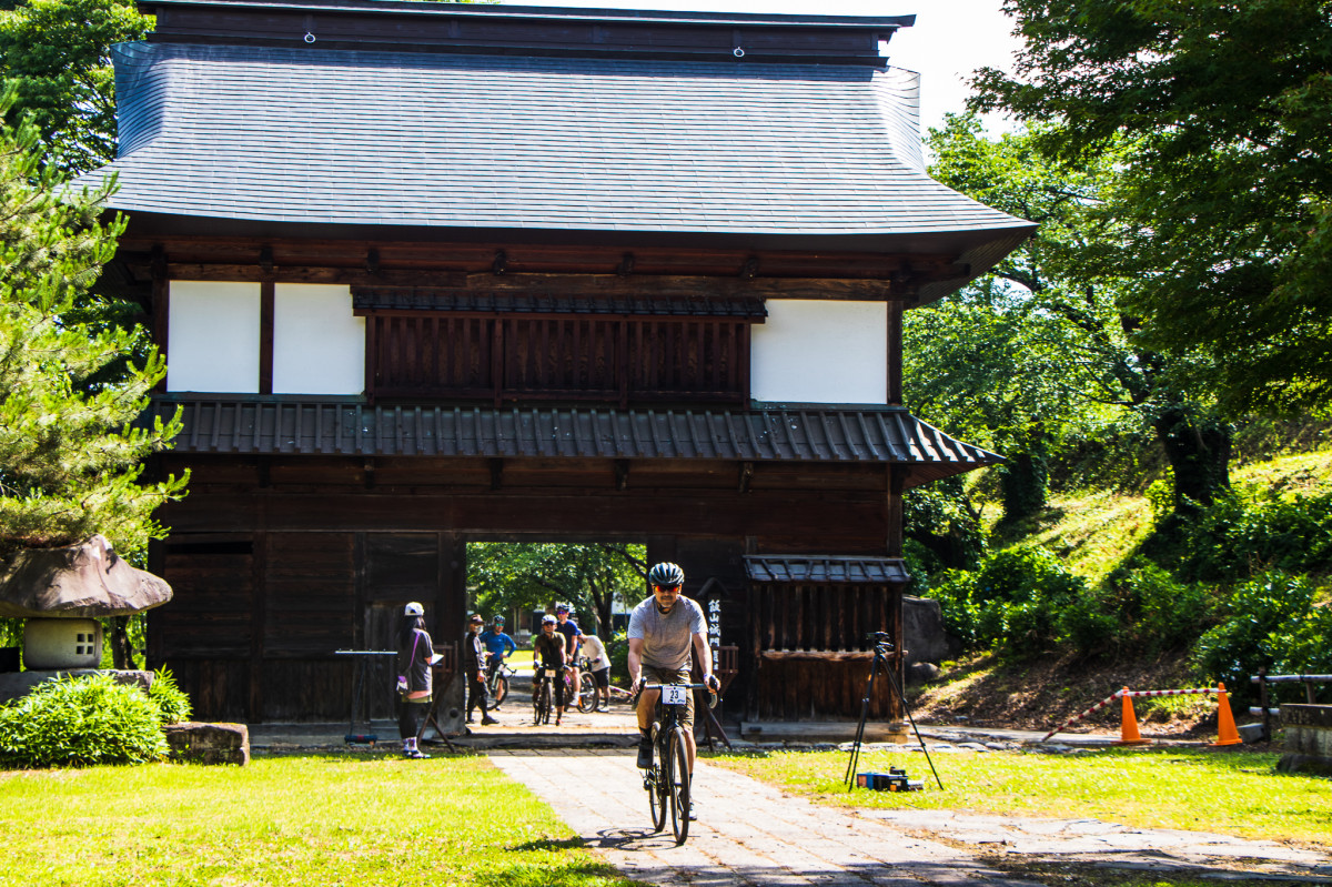 SS1、飯山城址の城門をスタートしていきます