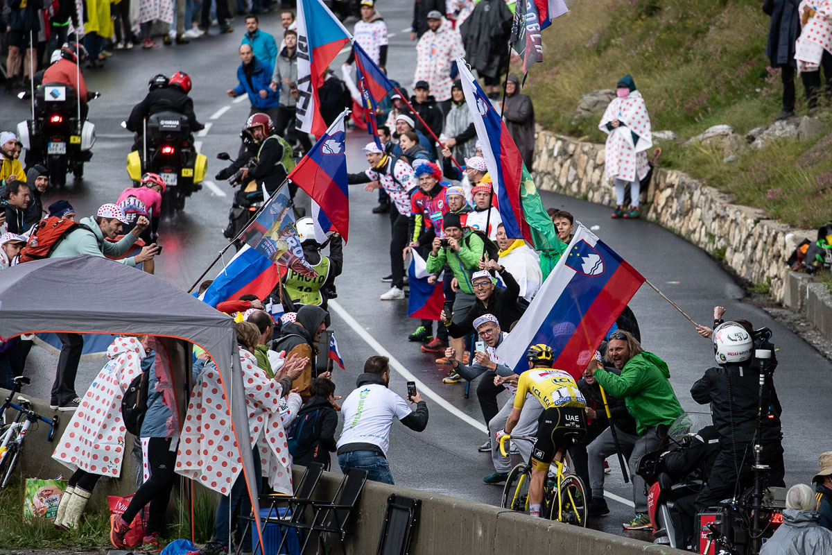 スロベニア国旗に囲まれたコーナーを行くタデイ・ポガチャル（スロベニア、UAEチームエミレーツ）