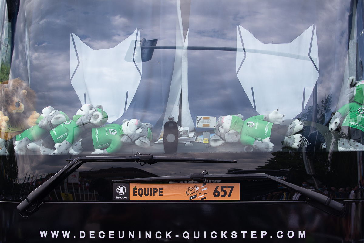 ドゥクーニンク・クイックステップには緑の狼のマスコットが飾られる