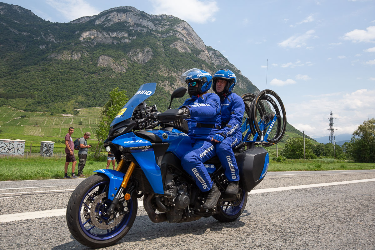 1日100km以上もバイクの上で過ごすモトサポート隊