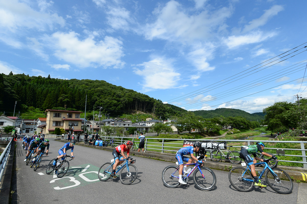 梅雨の合間に広がった青空の下で行われた石川クリテリウム 