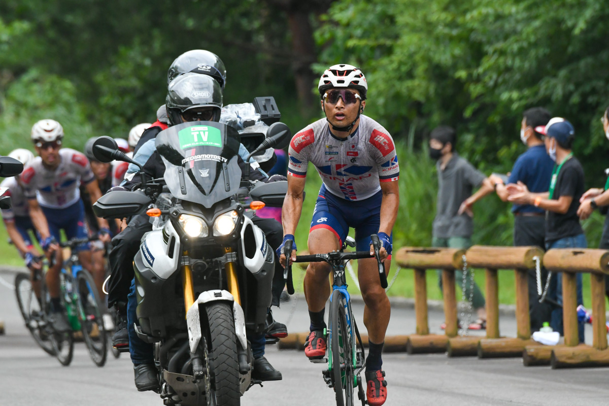 山本元喜（キナンサイクリングチーム）が若干先行する形でレースは最終周に入る