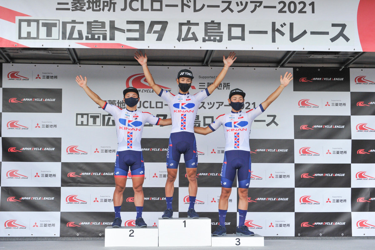 左から2位の山本元喜、優勝した新城雄大、3位の山本大喜（すべてキナンサイクリングチーム）