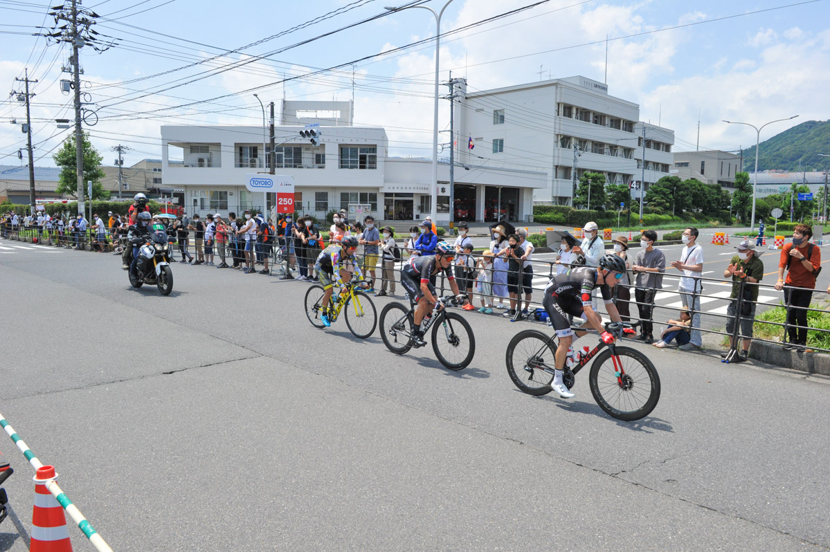 小石祐馬（チーム右京相模原）、西尾勇人（那須ブラーゼン）、本多晴飛（VC福岡）の3人が逃げ集団を形成