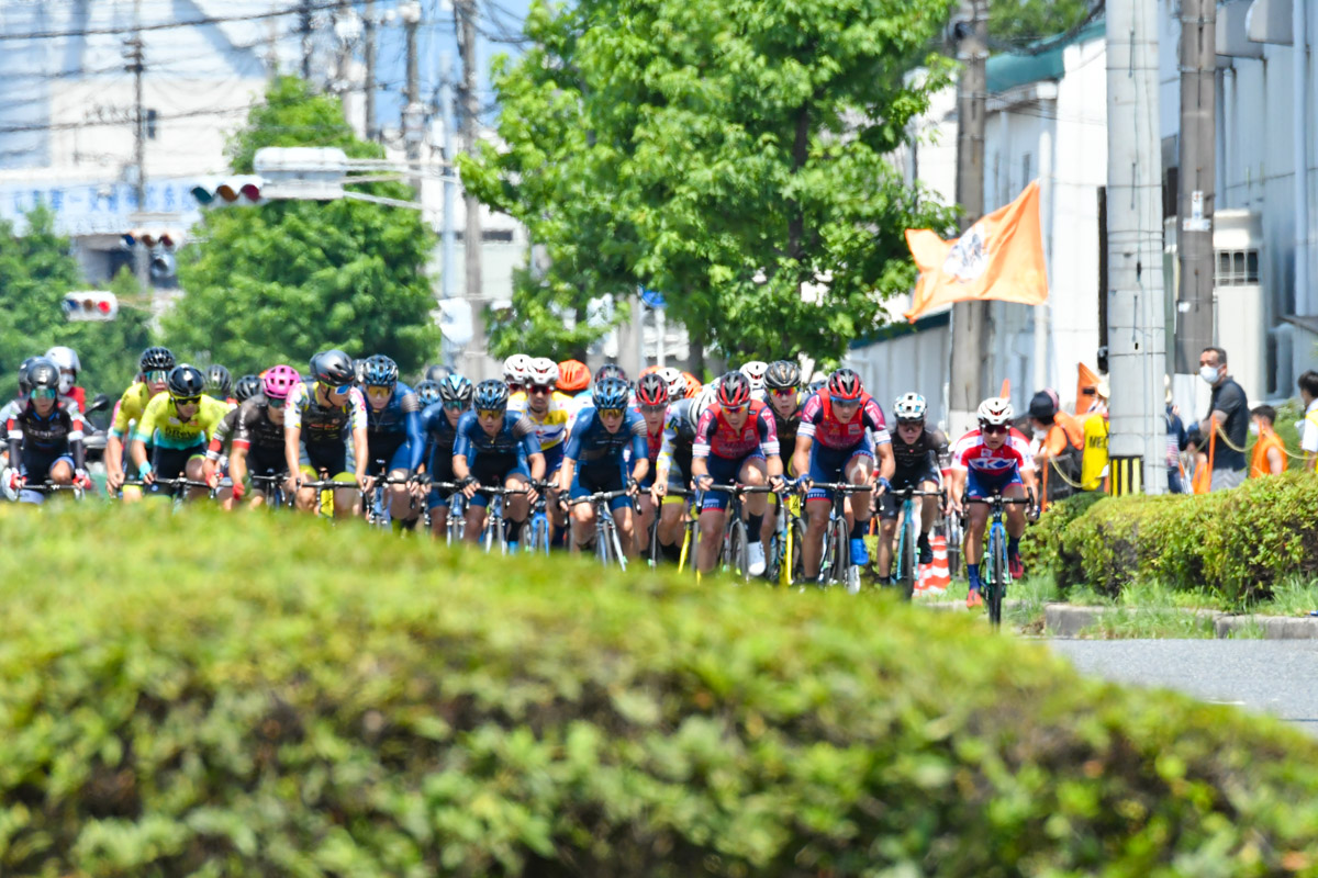 宇都宮ブリッツェンとスパークルおおいたレーシングチームが選手を出し合いメイン集団のコントロールを開始する