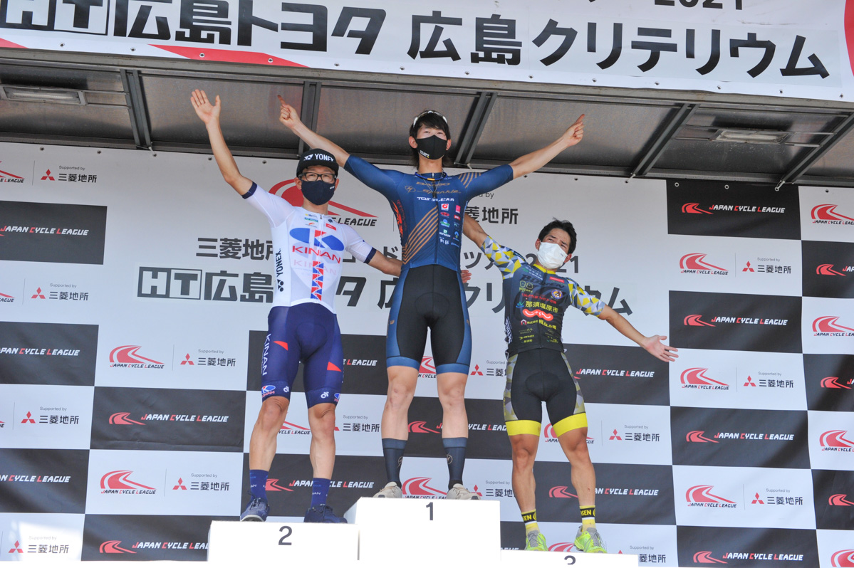 左から2位の中島康晴（キナンサイクリングチーム）、優勝した沢田桂太郎（スパークルおおいたレーシングチーム）、3位の金子大介（那須ブラーゼン）