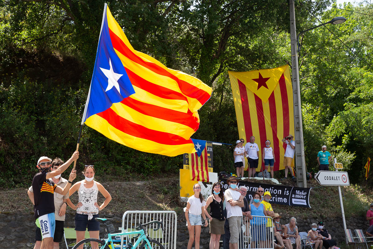 カタルーニャ州とピレネー＝オリアンタル県の県旗がはためく