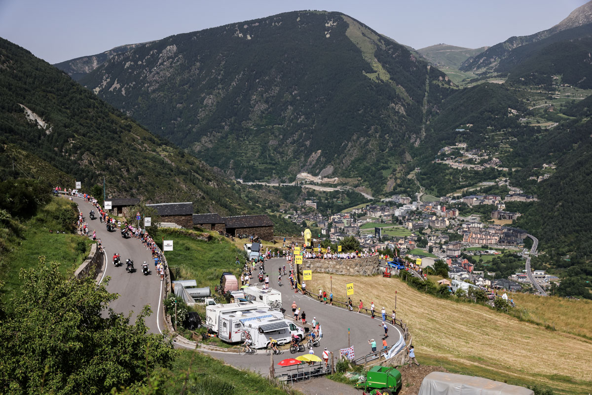 1級山岳ベイシャリス峠を駆け上がるマイヨジョーヌグループ