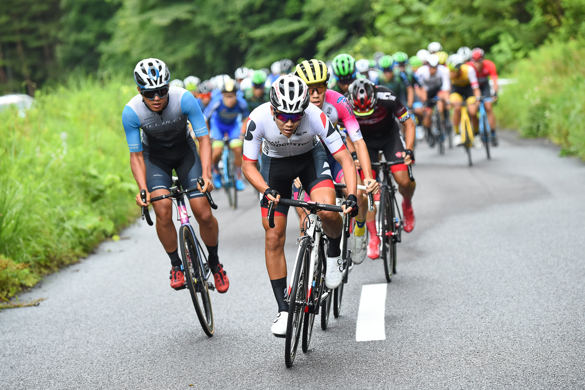 序盤のアタック合戦に加わる沢田時（チームブリヂストンサイクリング）