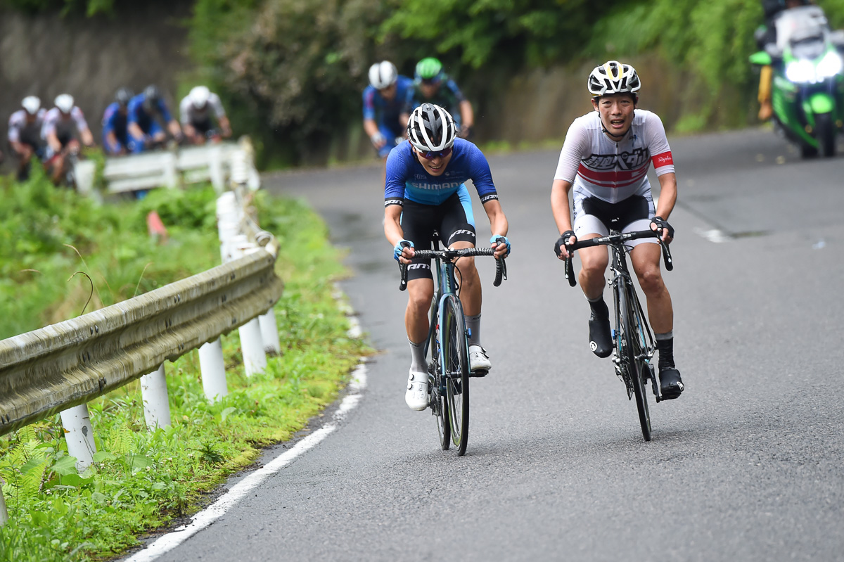 残り3km 飛び出した入部正太朗(弱虫ペダルサイクリングチーム)と木村圭佑(シマノレーシング)の後方に集団が迫る
