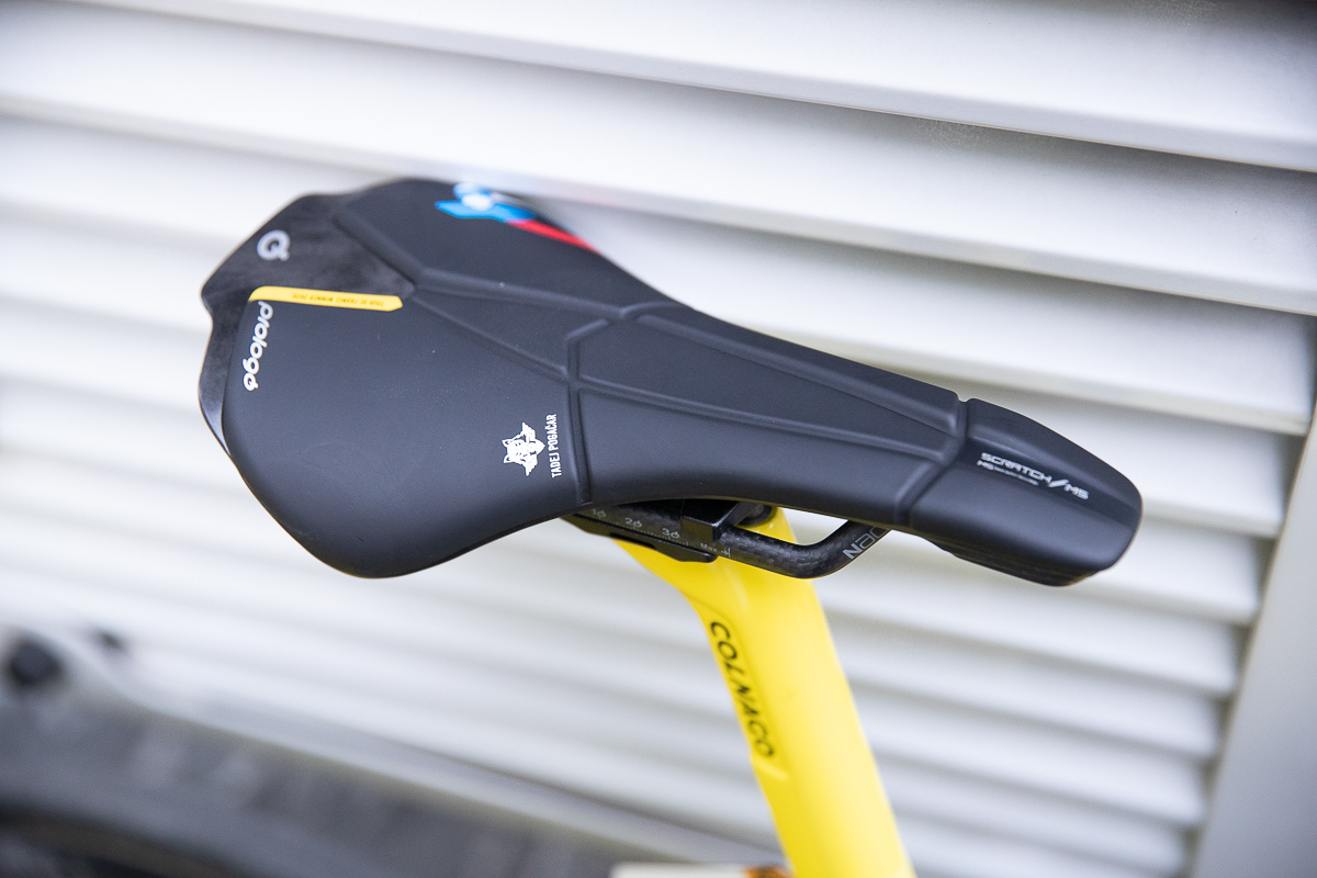 サドルはシグネチャーモデルのプロロゴ Scrach M5