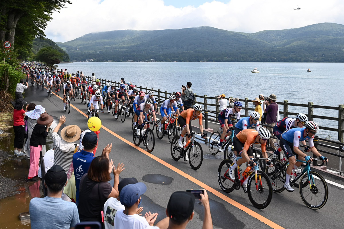 山中湖の湖畔を駆け抜けるプロトン