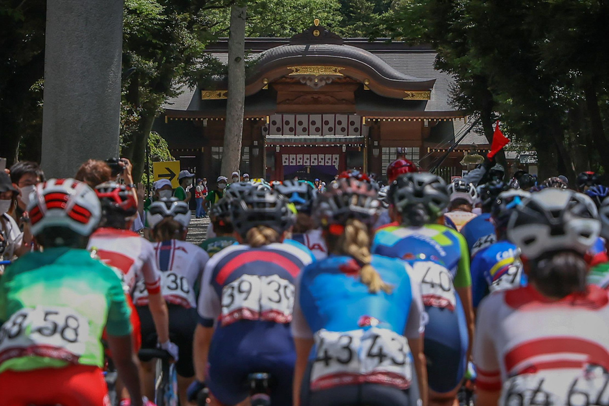 大國魂神社の境内を走る