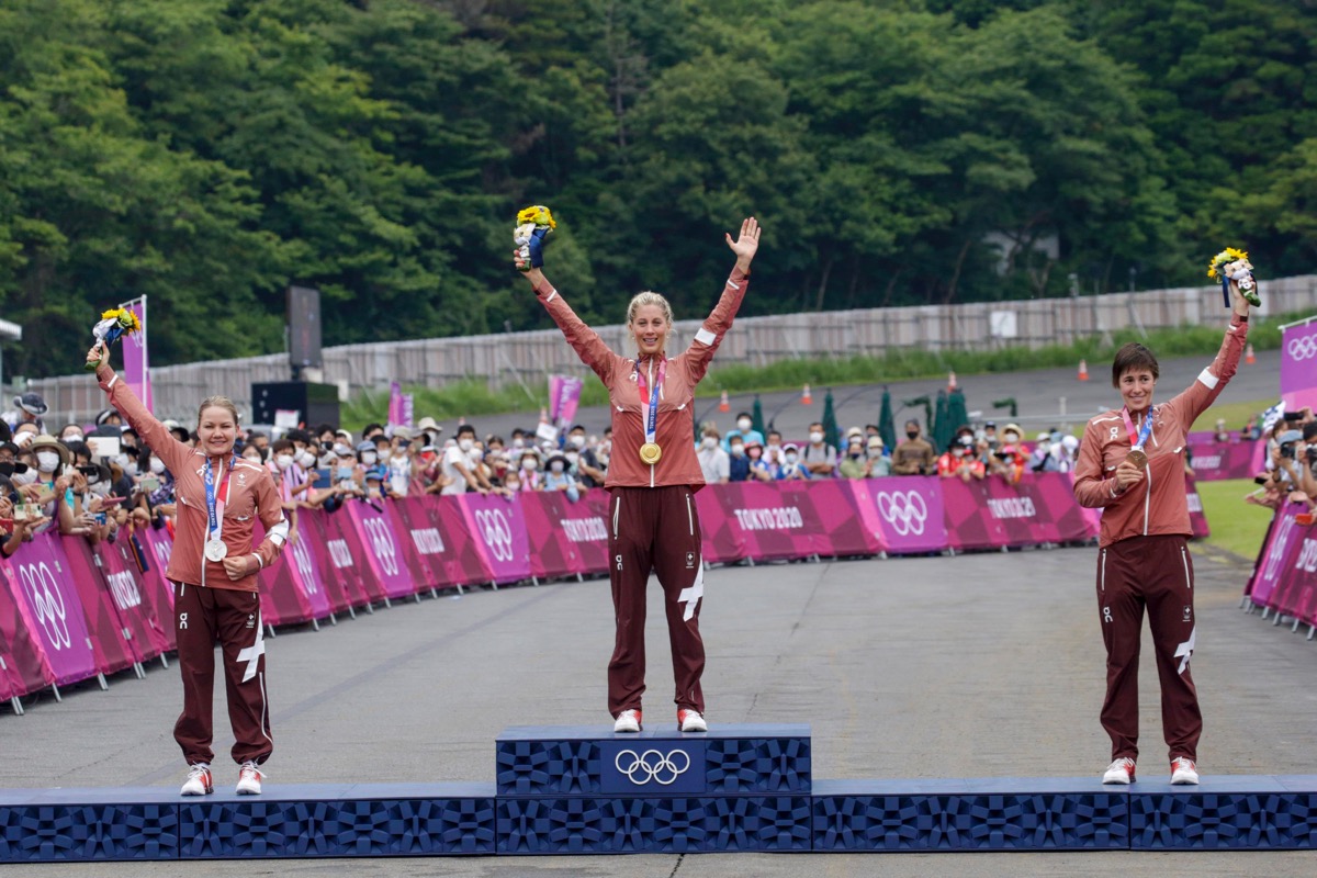 東京オリンピックのMTB女子レースでスイスが表彰台を独占。銀メダルのフライ、金メダルのネフ、銅メダルのインダーガンド