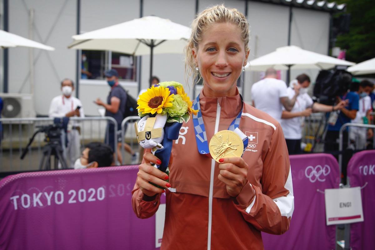 金メダルを手に勝利を喜ぶヨランダ・ネフ(スイス)