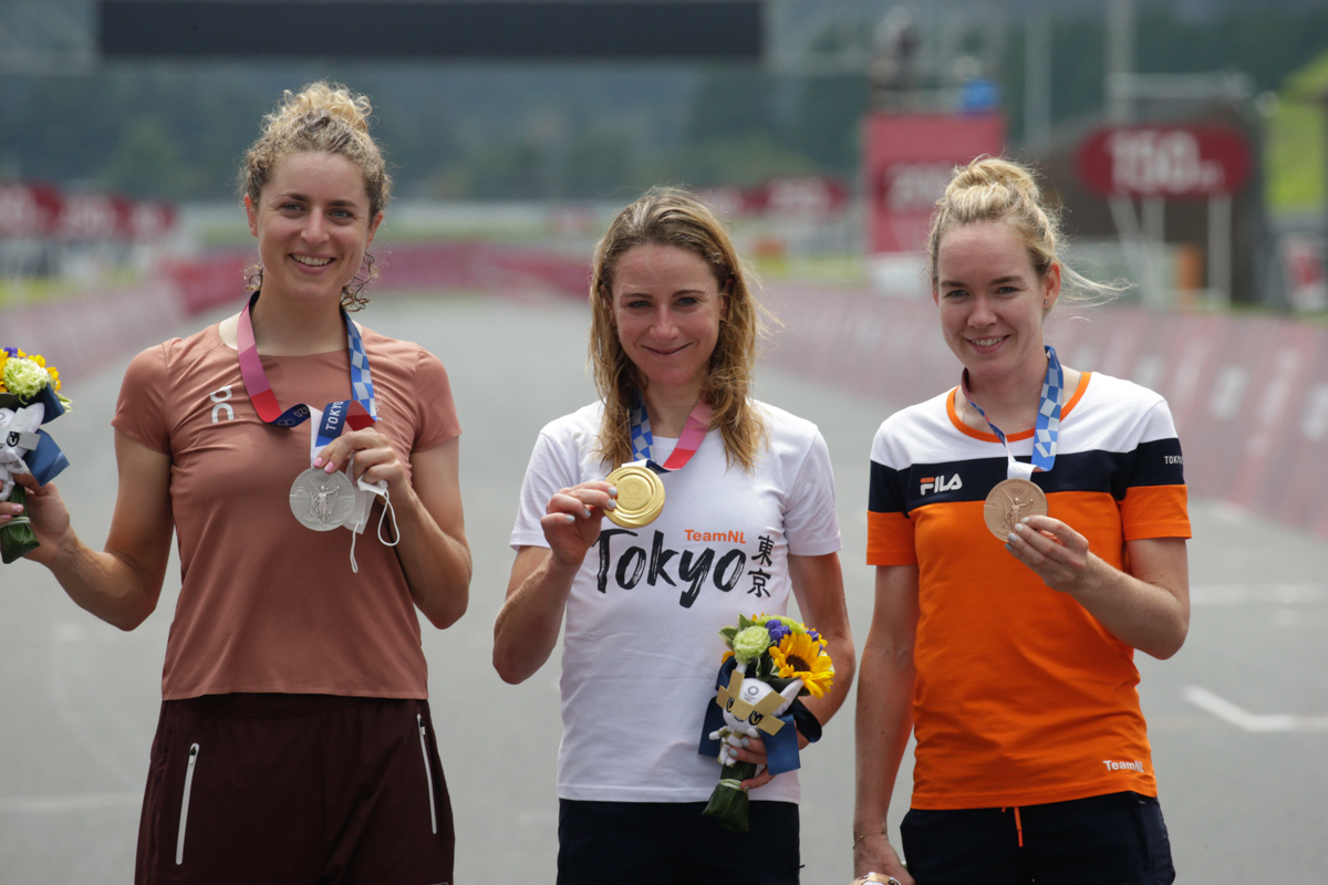 東京五輪の女子タイムトライアルで金メダルを獲得したアネミエク・ファンフルーテン（オランダ）
