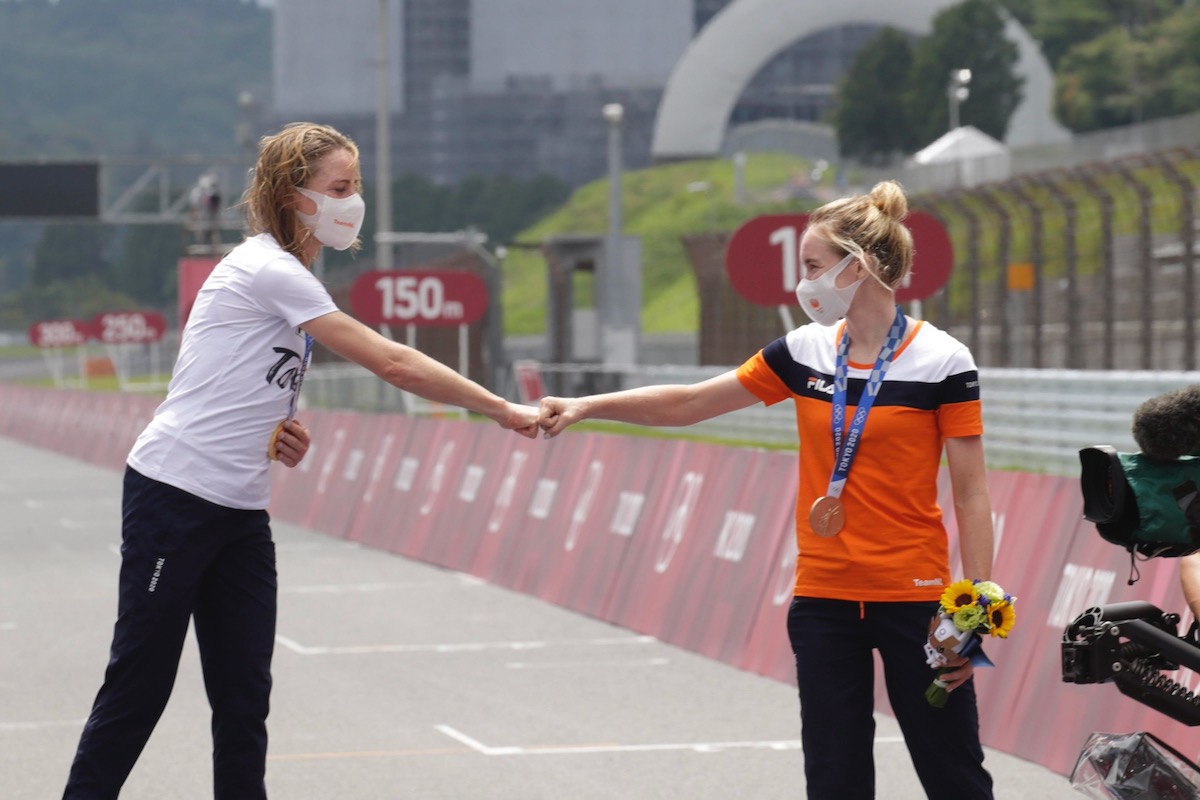 アネミエク・ファンフルーテン（オランダ）と拳を合わせるアンナ・ファンデルブレッヘン（オランダ）