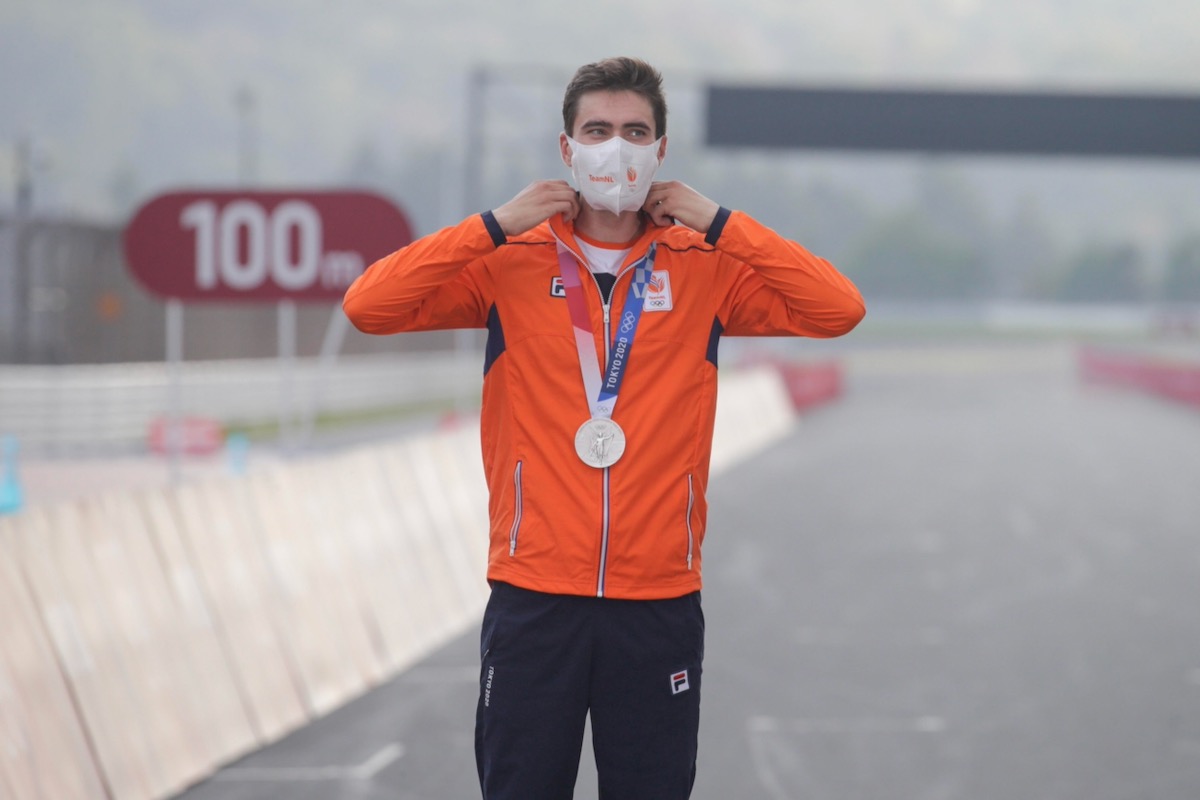 銀メダルを自らの首に掛けるトム・デュムラン(オランダ)