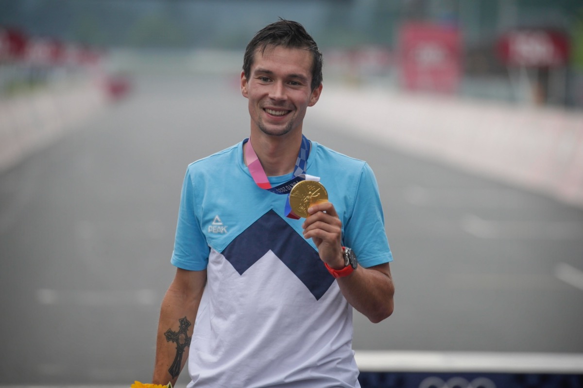 笑顔で金メダルを握るプリモシュ・ログリッチ（スロベニア） 