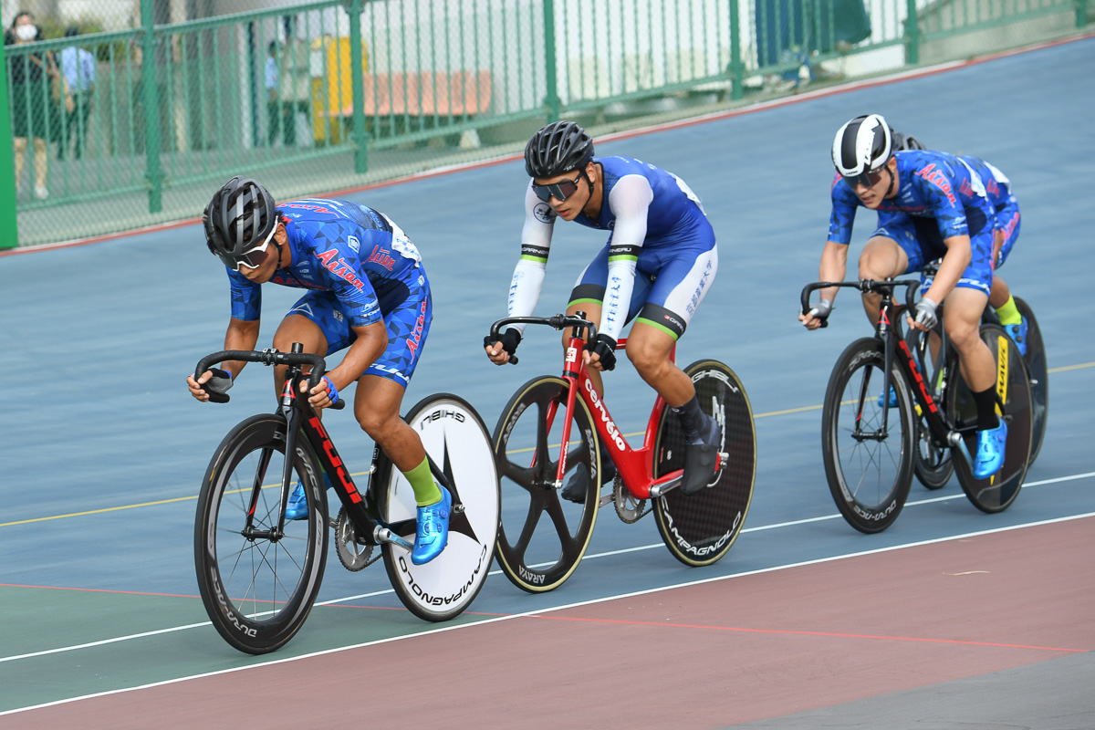 オムニアム/ポイントレース　総合首位の谷内健太（京都産業大学）が、2位の岡本隼（愛三工業レーシングチーム）の動きをマークする