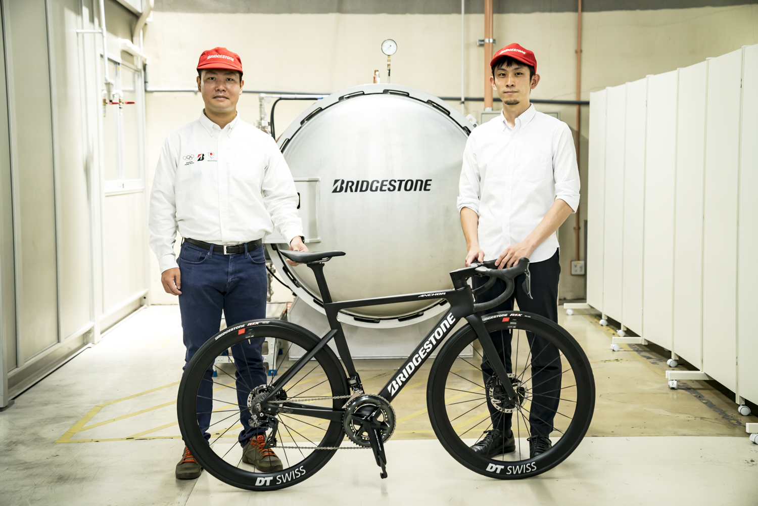 スポーツ車両設計開発課の中村さん(左)と商品企画課の村河さん(右)。RP9を作り上げた中心人物お二人に話を聞いた