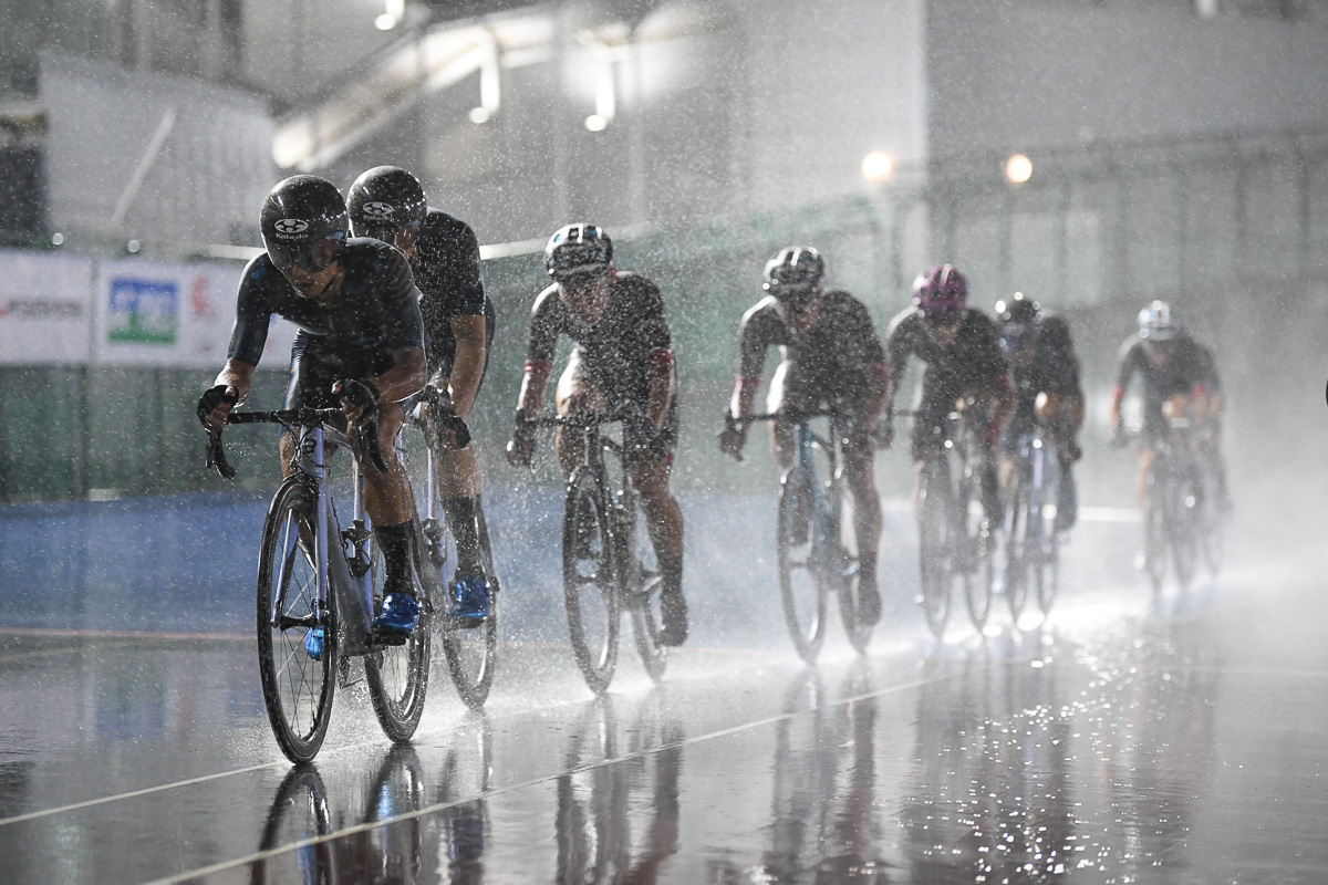 決勝レース前に降り出した雨の中、水しぶきを上げて走る